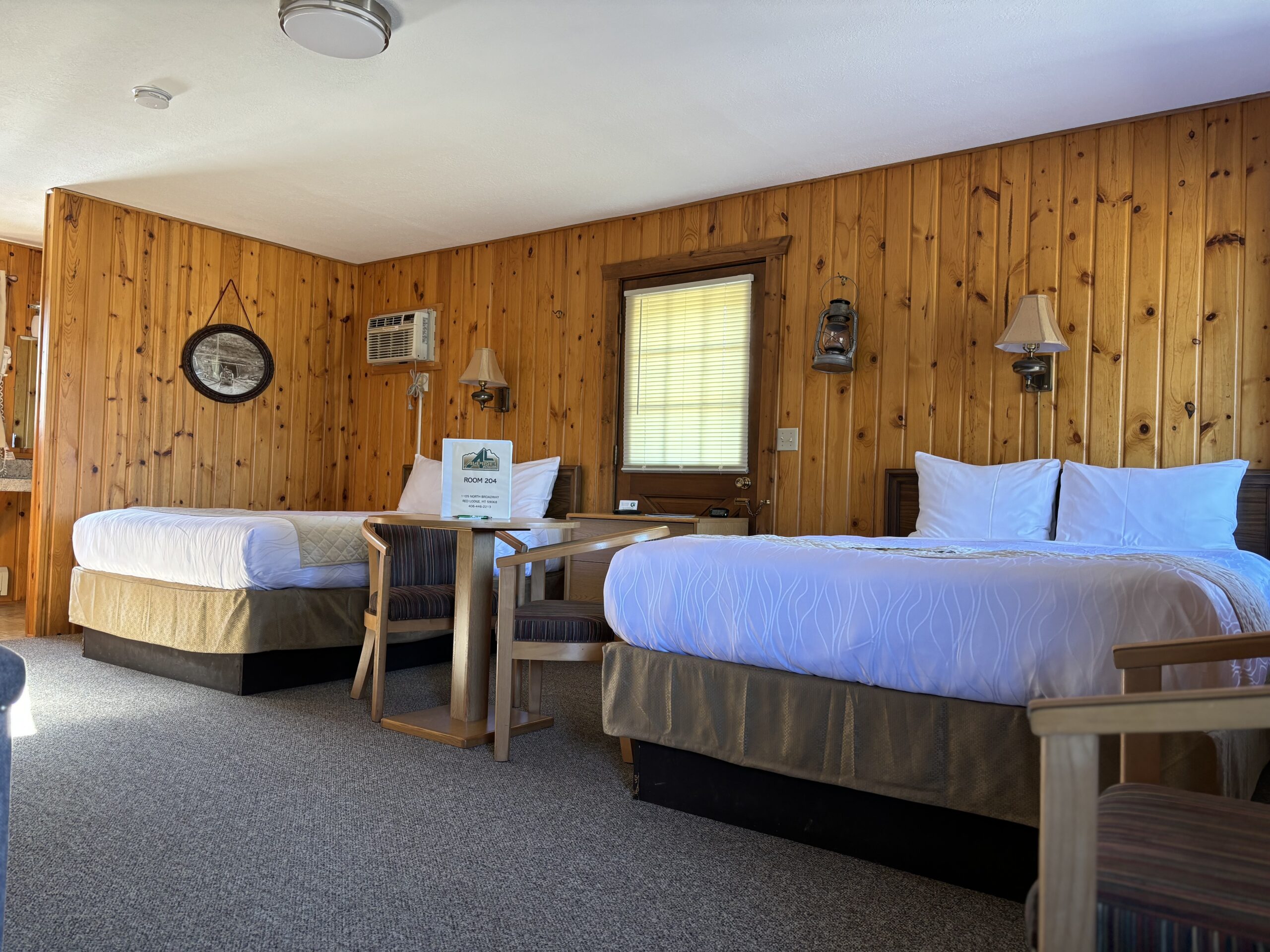 Alpine Red Lodge Inn Queen Rooms
